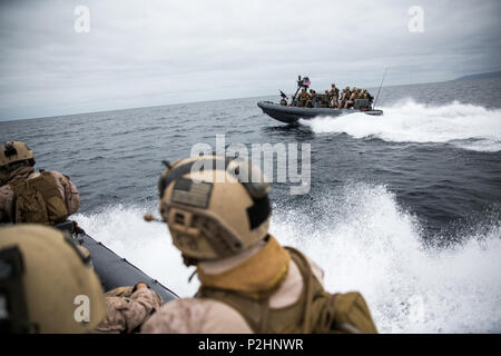 In mare (12 settembre 2016) - Marines con Raid marittimo vigore, undicesimo Marine Expeditionary Unit, corsa in rigide a scafo barche di gomma lungo il tragitto per una visita, scheda, ricerca e sequestro eseguito missione al largo della costa della isola di San Clemente, California, come parte della XI MEU certificazione dell esercizio, Sett. 12, 2016. In una missione di VBSS, i Marines è la priorità a bordo della nave, cancellare il nemico minaccia, cerca la nave per le armi e di elevato valore, individui e infine, ruotare il recipiente rispetto alla nazione ospite le forze di sicurezza. (US Marine Corps photo by Lance Cpl. Devan K. Gowans/rilasciato) Foto Stock