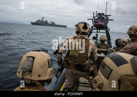 In mare (12 settembre 2016) - Marines con Raid marittimo vigore, undicesimo Marine Expeditionary Unit approccio la USS Comstock (LHD 45) prima di condurre una visita, scheda, ricerca e sequestro eseguito missione al largo della costa della isola di San Clemente, California, come parte della XI MEU certificazione dell esercizio, Sett. 12, 2016. Durante la missione il Comstock ha agito come l'imbracciatura nave, fornendo il comando, controllo e qualsiasi supporto aggiuntivo per il anfibi e gli elementi dell'aria. (US Marine Corps foto di Lance Cpl. Devan K. Gowans/rilasciato) Foto Stock