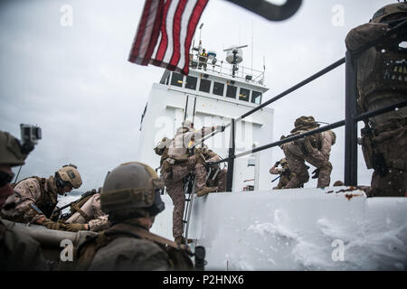 In mare (12 settembre 2016) - Marines con Raid marittimo vigore, undicesimo Marine Expeditionary Unit board la simulazione di una nave nemica durante una visita, scheda, ricerca e sequestro missione condotta al largo della costa della isola di San Clemente, California, come parte del MEU certificazione dell esercizio, Sett. 12, 2016. CERTEX, l'esercizio finale nel MEU di pre-distribuzione il ciclo di formazione in cui vengono valutati in missione expeditionary imposta prerequisito per la loro prossima distribuzione. (US Marine Corps photo by Lance Cpl. Devan K. Gowans/rilasciato) Foto Stock