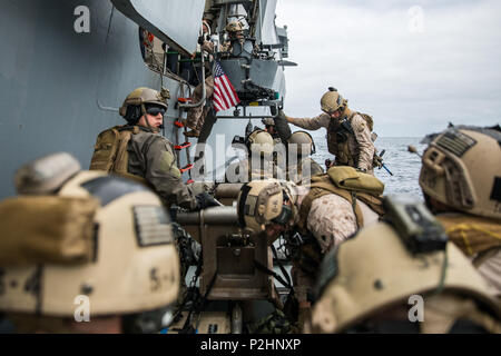 In mare (12 settembre 2016) - Marines con Raid marittimo vigore, undicesimo Marine Expeditionary Unit, sbarcare la USS Somerset (LPD) 25 e il bordo di una rigida-scafo barca gonfiabile prima di condurre una visita, scheda, ricerca e sequestro missione al largo della costa della isola di San Clemente, California, come parte della XI MEU certificazione dell esercizio, Sett. 12, 2016. VBSS, uno il MRF's competenze specializzate, può essere sfruttata in caso che la Makin Island pronta anfibio gruppo entra in contatto con un non-compliant nave sospetta durante il loro pacifico occidentale 16-2 distribuzione. (US Marine Corps foto di L Foto Stock