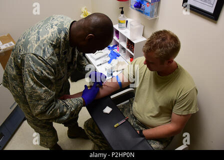 Air National Guard Lt. Col. Kendall Segatori, infermiera clinica per la 118a Medical Group, preleva un campione di sangue da un aviatore il 7 settembre 17, 2016 a Nashville, Tennessee I campioni di sangue sarà inviato a Air Force laboratori e testati per HIV. (U.S. Air National Guard foto di Airman 1. Classe Anthony G. Agosti) Foto Stock