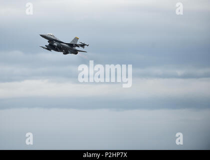 Un quattordicesimo Fighter Squadron F-16 Fighting Falcon vola in cielo a Misawa combatté Air Base, Giappone, 19 aprile 2017. Un totale di otto F-16 Fighting Falcon ha volato in la guerra Seikan bilaterale di esercitare, con otto F-15DJ Eagle, due Mitsubishi F-2come due C-130E Hercules, e un Boeing E-767 airborne early warning e il controllo degli aeromobili appartenenti alle unità Koku-Jieitai a Misawa combatté e Chitose basi dell'aria. Seikan Guerra è un bi-annuale di esercizio che è stata pianificata per parecchi mesi prima dell'esecuzione. La 35th Fighter Wing offre un continuo supporto operativo che contribuisca alla pace nel Pacifico e th Foto Stock