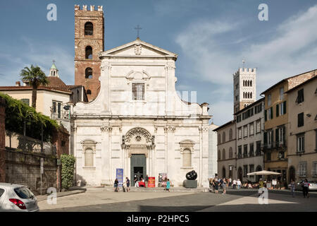 Lucca, Toscana, Italia. La 17c facciata barocca della chiesa di SS.Giovanni e Reparata in Piazza San Giovanni Foto Stock