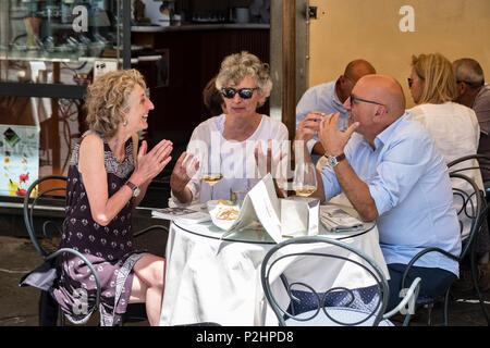 L'Italia. Un gruppo di italiani in animata conversazione intorno a un tavolo del bar Foto Stock