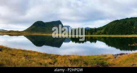 Il lago con una montagna riflessione sulle isole Lofoten in Norvegia Foto Stock