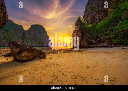 Tramonto al Maya Beach in Koh Phi Phi island in Thailandia Foto Stock