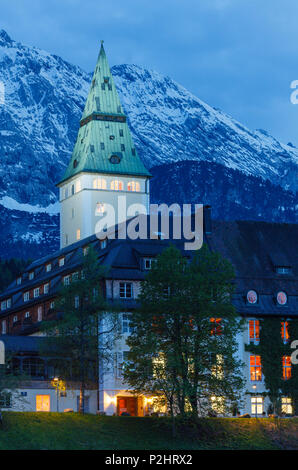 Schloss Elmau palace vicino a Klais, 20. Jhd., architetto Carlo Sattler, hotel, montagne del Wetterstein, molla, vicino a Mittenwald, Werde Foto Stock