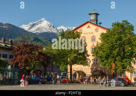 Rathausplatz, Piazza Municipio con il municipio, montagne del Wetterstein con Alpspitze, Partenkirchen, Garmisch-Partenkirchen, Werd Foto Stock