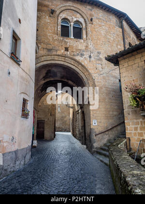 Strette stradine della vecchia città etrusca di Orvieto in Umbria, Italia Foto Stock