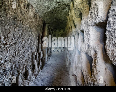 Grotte etrusche sotto Orvieto realizzato per la riproduzione degli uccelli e difesa Umbria, Italia Foto Stock