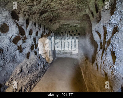 Grotte etrusche sotto Orvieto realizzato per la riproduzione degli uccelli e difesa Umbria, Italia Foto Stock