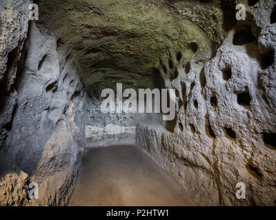 Grotte etrusche sotto Orvieto realizzato per la riproduzione degli uccelli e difesa Umbria, Italia Foto Stock