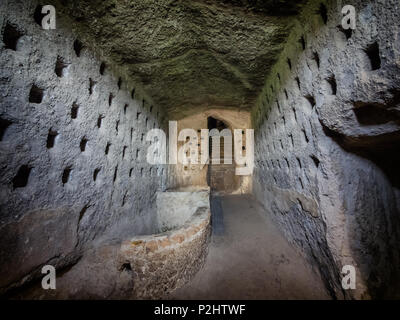 Grotte etrusche sotto Orvieto realizzato per la riproduzione degli uccelli e difesa Umbria, Italia Foto Stock