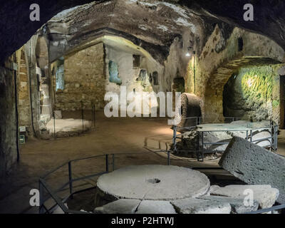 Grotte etrusche sotto Orvieto realizzato per la riproduzione degli uccelli e difesa Umbria, Italia Foto Stock