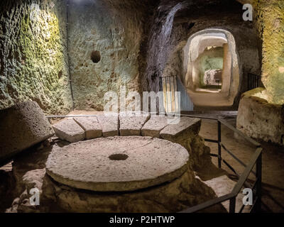 Grotte etrusche sotto Orvieto realizzato per la riproduzione degli uccelli e difesa Umbria, Italia Foto Stock