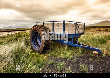 Rimorchio per la raccolta della torba in bog a Renard, nella contea di Kerry, Irlanda Foto Stock