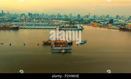 Vista aerea di Klong tuey porta e il contenitore di carico della nave di riso paddy oltre il fiume Chaopraya cuore di Bangkok capitale della Thailandia Foto Stock