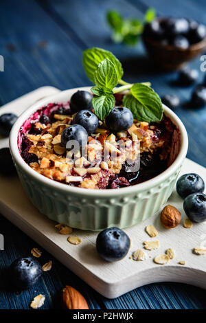 Cotta mirtillo sgretolarsi con fiocchi di avena e mandorle tritate Foto Stock