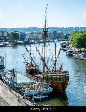 Guardando verso il basso su Bristol Floating Harbour e Matteo una replica di John Cabot della nave ormeggiata presso il M-Shed museum ora una popolare attrazione turistica Foto Stock