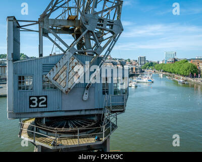 Il Bristol Stothert & Pitt cranes - relitti della città una volta fiorente darsene accanto alla M museo sparso su Bristol's Floating Harbour - REGNO UNITO Foto Stock