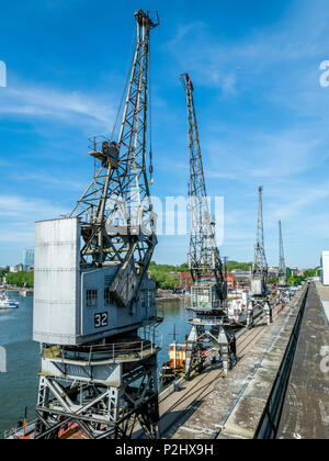 Il Bristol Stothert & Pitt cranes - relitti della città una volta fiorente darsene accanto alla M museo sparso su Bristol's Floating Harbour - REGNO UNITO Foto Stock