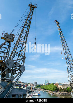 Il Bristol Stothert & Pitt cranes - relitti della città una volta fiorente darsene accanto alla M museo sparso su Bristol's Floating Harbour - REGNO UNITO Foto Stock