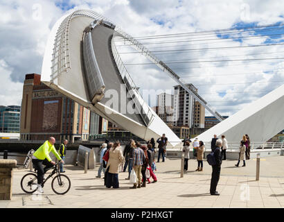 Millennium Bridge sul fiume Tyne tra Newcastle Quayside e Gateshead in open/posizione di inclinazione per consenti agli imbarcazioni di passaggio. Newcastle upon Tyne. Foto Stock