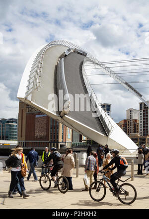 Millennium Bridge sul fiume Tyne tra Newcastle Quayside e Gateshead in open/posizione di inclinazione per consenti agli imbarcazioni di passaggio. Newcastle upon Tyne. Foto Stock