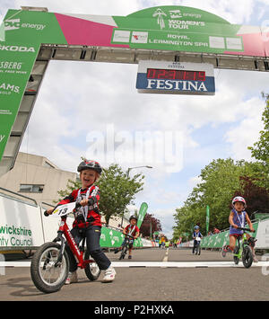 I bambini di età compresa tra i due e i cinque anni in lizza nella gara di Strider serie cross la linea di finitura a Royal Leamington Spa durante la terza fase dell'energia OVO donna Tour da Atherstone a Royal Leamington Spa. Foto Stock