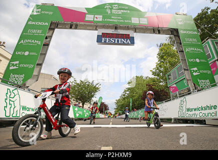 I bambini di età compresa tra i due e i cinque anni in lizza nella gara di Strider serie cross la linea di finitura a Royal Leamington Spa durante la terza fase dell'energia OVO donna Tour da Atherstone a Royal Leamington Spa. Foto Stock