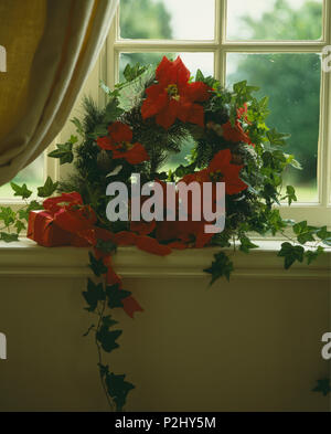 Still-Life della ghirlanda di Natale di rosso poinsettias e trailing ivy Foto Stock