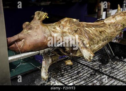 Tutta la carne di maiale arrosto, dettaglio di grigliate di carne, grasso Foto Stock