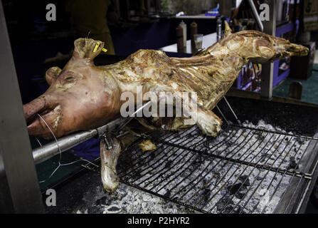 Tutta la carne di maiale arrosto, dettaglio di grigliate di carne, grasso Foto Stock