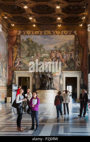 Roma, Italia. Il Museo Capitolino. La Grande Hall, noto anche come Orazi e Curatii camera. L'affresco sulla parete posteriore è del ritrovamento di lei-w Foto Stock