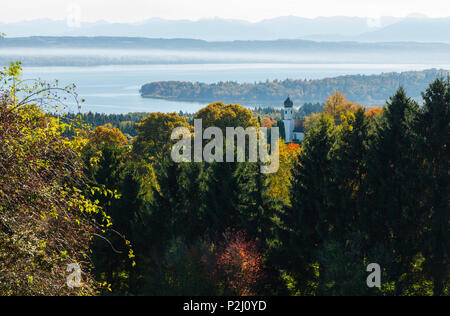 Vista da Ilkahoehe attraverso il lago di Starnberg alle Alpi, Autunno, cappella con cipolla forma di torre, vicino Tutzing, Starnberg cinque lago Foto Stock