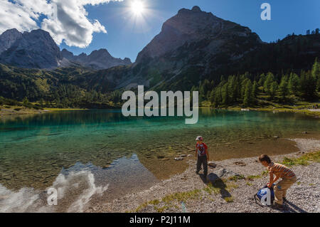 I bambini sulle rive del lago Seebensee, vorderer Tatjakopf montagna, vicino a Ehrwald, distretto di Reutte, Tirolo, Austria, Europa Foto Stock