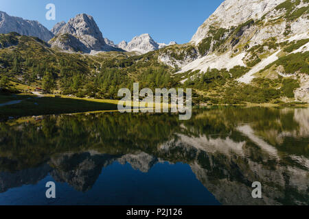 Lago Seebensee con la riflessione della montagna, vorderer Drachenkopf l., vicino a Ehrwald, distretto di Reutte, Tirolo, Austria, Europa Foto Stock