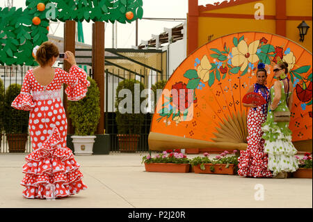 Tre donne in abiti di Flamenco, Freia de Malaga, Malaga, Andalusia, Spagna Foto Stock