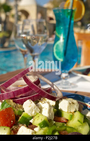 Insalata greca presso il bar della piscina in Hotel Le Meridien, Limassol, Distretto di Limassol, Cipro Foto Stock