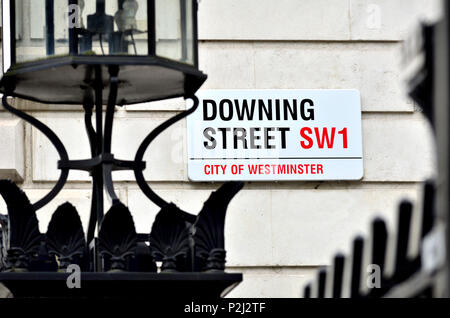 Downing Street sign dietro cancelli di sicurezza, Westminster, Londra, Inghilterra, Regno Unito. Foto Stock