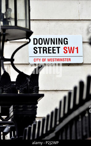 Downing Street sign dietro cancelli di sicurezza, Westminster, Londra, Inghilterra, Regno Unito. Foto Stock
