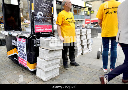 Uomo di consegnare la libera London Evening Standard, la zona centrale di Londra, Inghilterra, Regno Unito. Sponsorizzato da Betfair Foto Stock