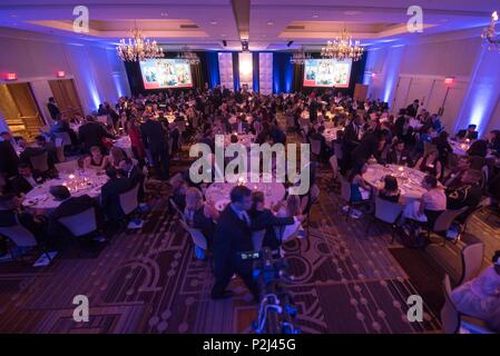 Marine gen. Joseph F. Dunford Jr., Presidente del Comune di capi di Stato Maggiore, assiste il 2016 ThanksUSA Gala al Four Seasons a Washington D.C., Sett. 28 2016. Grazie USA fornisce college, tecnica e scuola professionale, necessità-basata di borse di studio per i figli e i coniugi dei militari. La manifestazione di quest'anno onora Gen (RET) Richard Myers, e sua moglie Maria Jo, uno dei membri fondatori della ThanksUSA il consiglio consultivo del. DoD Foto di Marina Sottufficiali di 2a classe di Dominique A. Pineiro Foto Stock