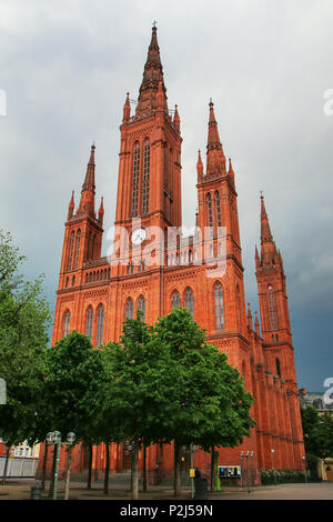 Chiesa di mercato sulla Schlossplatz square a Wiesbaden, Hesse, Germania. Fu costruita tra il 1853 e il 1862. Foto Stock