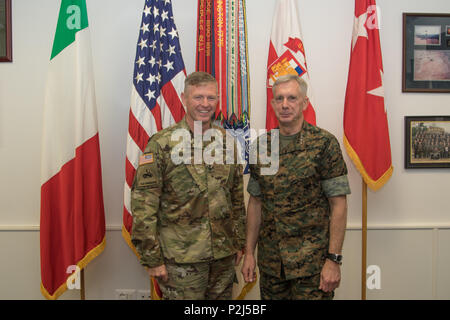 Il Mag. Gen. Joseph Harrington, Comandante generale degli Stati Uniti Army Africa, incontra gen. Thomas Waldhauser, Comandante generale degli Stati Uniti Comando Africa Sett. 29, 2016 a Caserma Ederle, Vicenza, Italia. La riunione ha consentito entrambe i comandanti superiori per discutere e capire le funzionalità, le preoccupazioni e le priorità delle attuali e delle future missioni USARAF a sostegno di (AFRICOM) Teatro del piano di campagna. Foto Stock