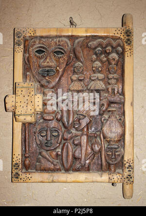 Decorativa berbera intagliato porta di legno, Marocco Foto Stock