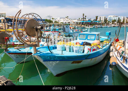 La pesca locale tradizionale barca, nel vecchio porto di Agia Naya, Cipro Foto Stock