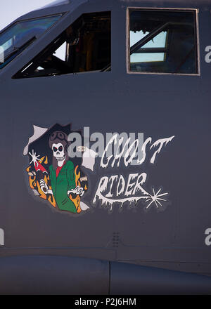 Naso arte adorna il lato del B-52H Stratofortress 61-007 alias Ghost Rider a Minot Air Force Base, N.D., Sett. 27, 2016. Ghost Rider restituito a Minot dopo quasi otto anni presso il 309th aerospaziali e di manutenzione Gruppo di rigenerazione, aka cimitero, a Davis-Monthan AFB, Ariz. (U.S. Air Force foto/Airman 1. Classe J.T. Armstrong) Foto Stock