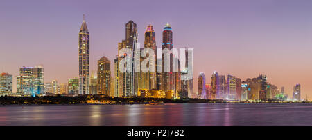 Grattacieli di Dubai Marina da Palm Jumeirah, Dubai, unisce Emirati Arabi, EMIRATI ARABI UNITI Foto Stock