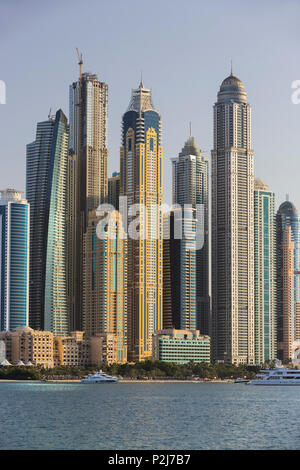 Grattacieli di Dubai Marina da Palm Jumeirah, Dubai, unisce Emirati Arabi, EMIRATI ARABI UNITI Foto Stock